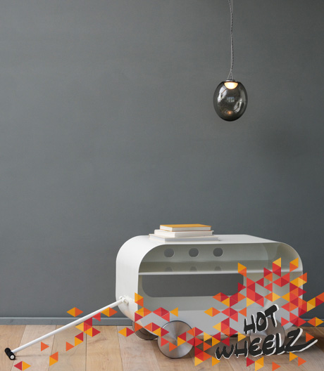 Erinnert an den guten alten Bollerwagen: das rollende TV-Möbel von Atelier Areti.