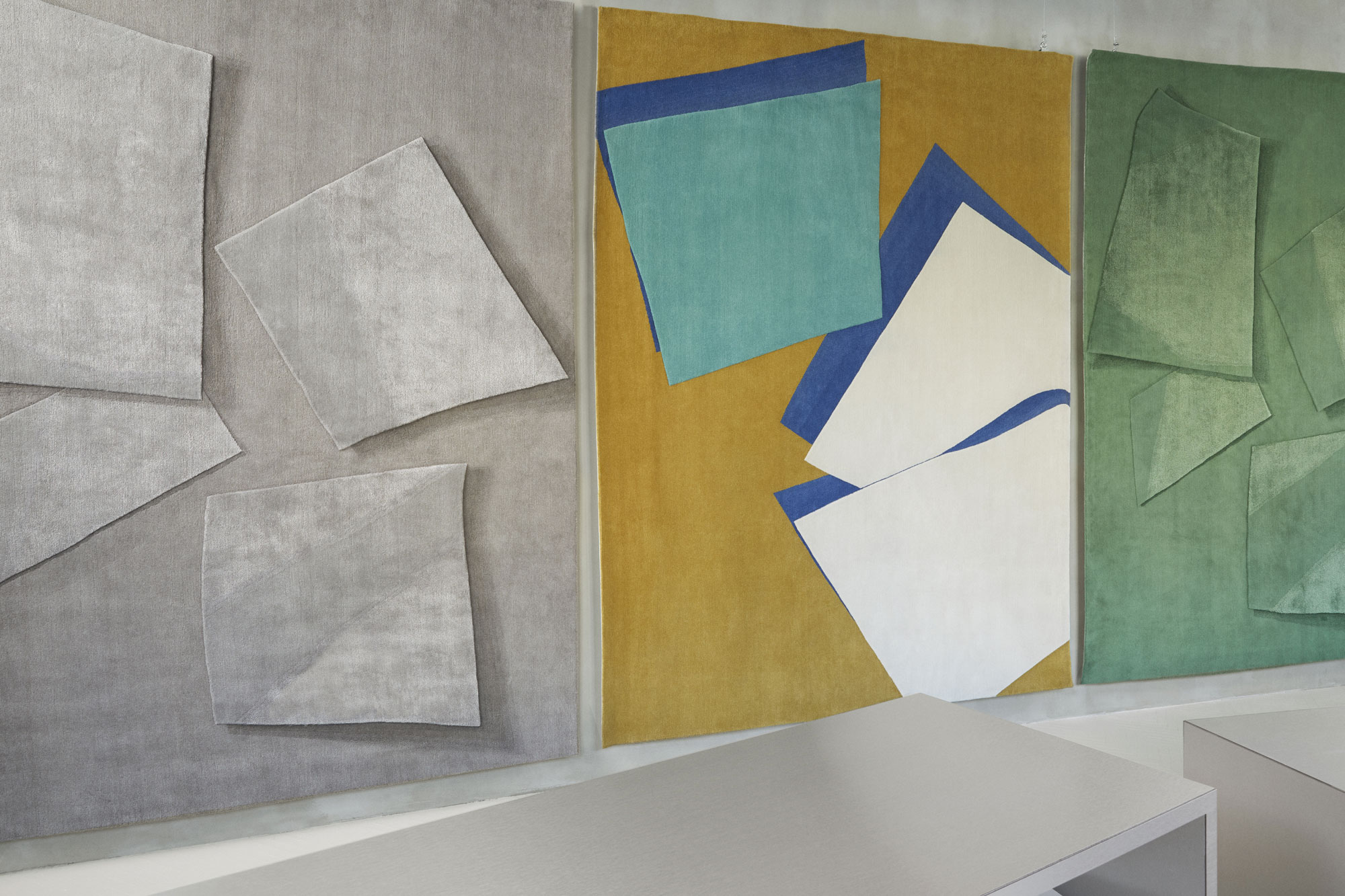 Dreidimensional wirkende Teppiche von Muller Van Severen für cc-tapis