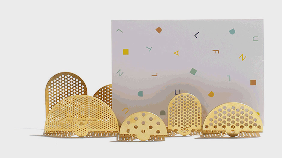 Eleganz und Ordnung auf dem Schreibtisch schafft der Briefhalter von Fundamental.