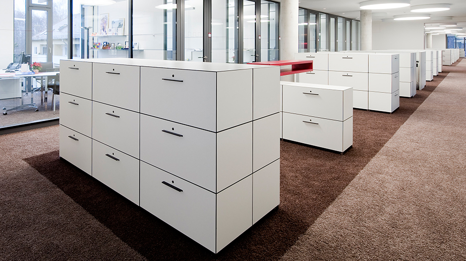 Von der Teeküche bis ins Chefbüro: flexibles Stauraumsystem von Dobergo