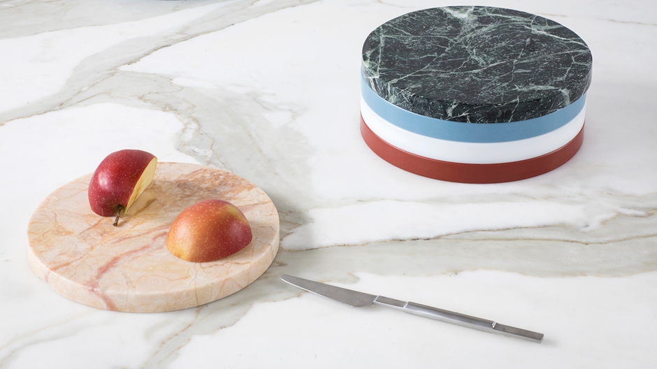 Muller van Severen haben ein Set von fünf Scheiben entworfen, die vieles sein können: Tablett, Schneidebrett, Käseteller.