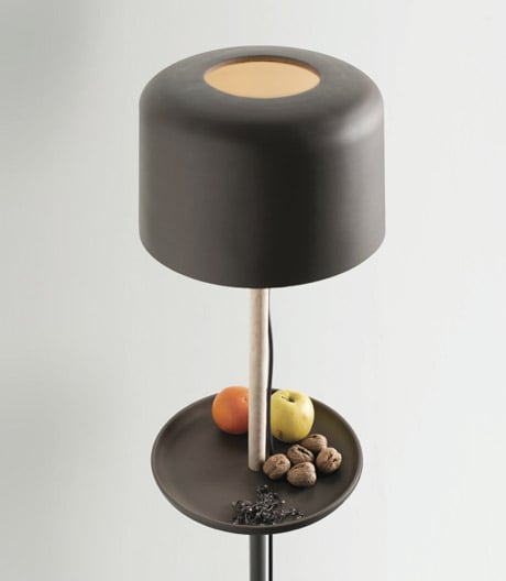 Diese dezenten Tisch- und Stehleuchten haben einen praktischen Mehrwert: Sie helfen beim Aufräumen