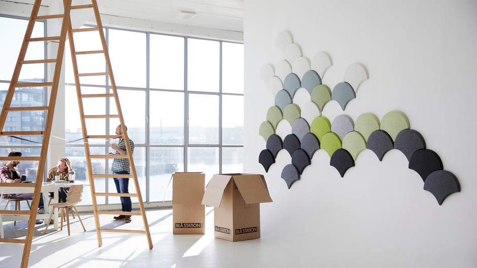Schallschluckende Wandlandschaften: Die Akustikpaneele von Blå Station verwandeln Büros in Naturräume.