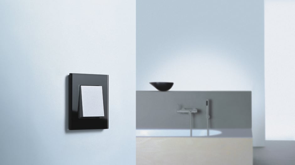 Das Schalterprogramm von Gira aus tiefschwarzem Glas