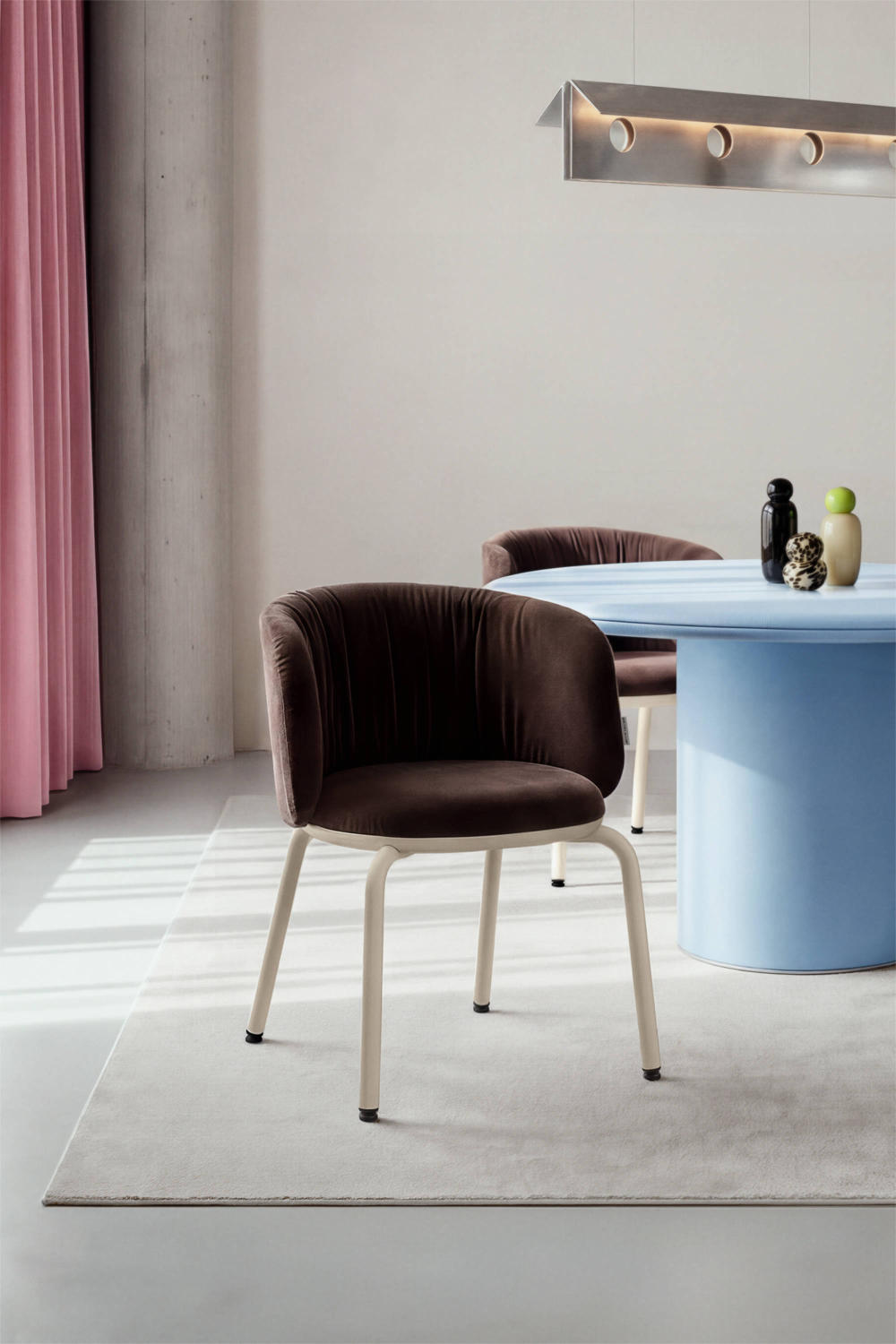 Stuhl und Tisch mit ungewöhnlichen Materialien von OUT