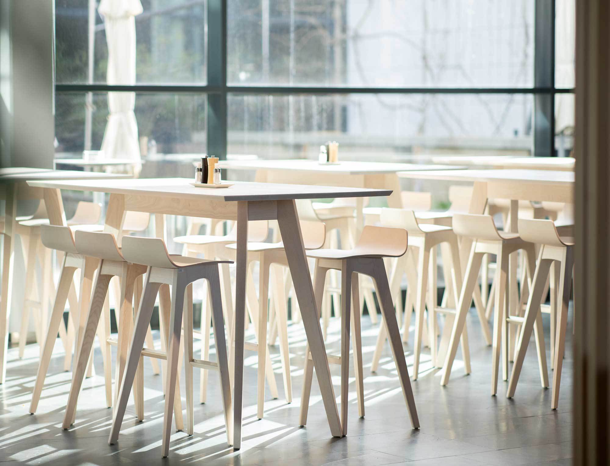 Tischfamilie aus Massivholz vom bayerischen Möbelhersteller Zeitraum