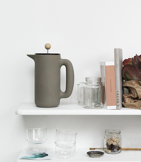 Koffeinschub: Ein Kaffeebereiter aus Steinzeug