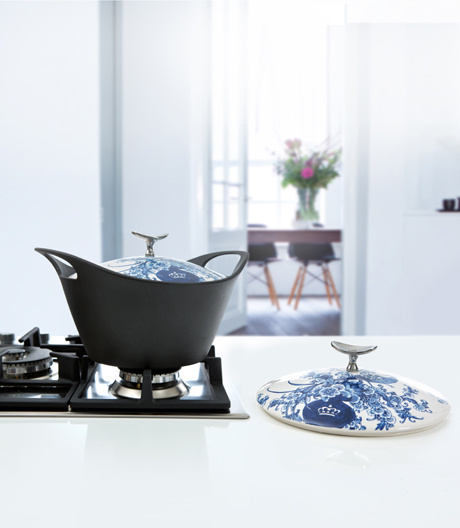 China trifft Niederlande: Gusseiserner Bräter mit Porzellandeckel