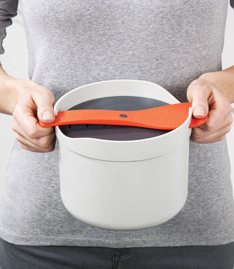 Joseph Joseph rüstet gestalterisch auf mit diesen Utensilien fürs Kochen mit der Mikrowelle.