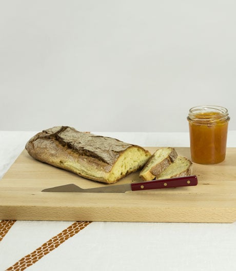 Brotzeit: schön schlichtes Holzschneidebrett mit Brotmesser von Guilio Iacchetti