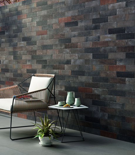 Down to earth: robustes Feinsteinzeug von Marazzi für drinnnen und draußen.