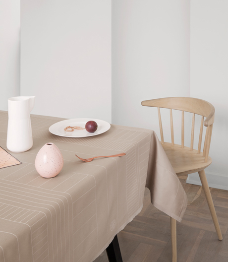 Nicht aus der Zeit gefallen: Tischdecken-Kollektion von Cecilie Manz.