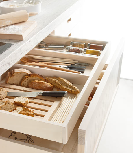 Der spanische Hersteller Dica überrascht auf der Eurocucina 2016 mit einem Küchenmodell im kontemporären Landhaus-Look.