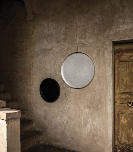 Alu, Stahl, Leder: Die kreisrunden Tabletts von KnIndustrie sind ein echter Hingucker – auf dem Tisch und an der Wand