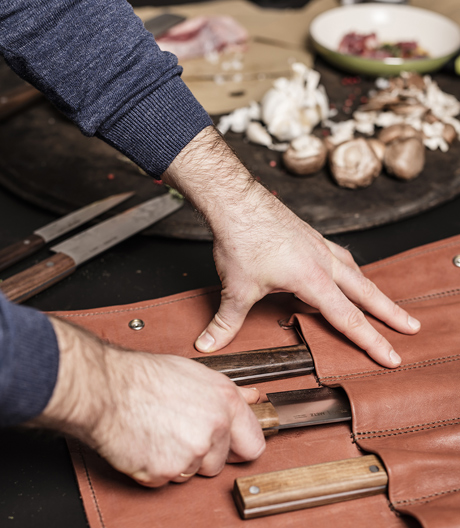 Das hat sich geschnitten! Robuste Messerserie mit Griffen aus geöltem Nussbaumholz und passender Tasche aus Vollrindleder