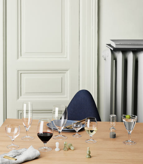 Auf ein Glas mit Arne – das hat sich der dänische Hersteller Holmegaard gedacht und eine Glaskollektion von Jacobsen neu aufgelegt
