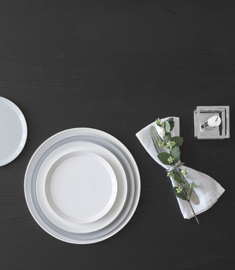 Schnickschnackfrei: by Lassen lanciert eine Tableware-Kollektion aus glasiertem Steingut mit nur wenigen Teilen