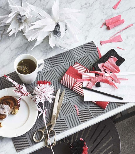 Rosendahl interpretiert Nanna Ditzels berühmtes Schraffur-Dekor neu.