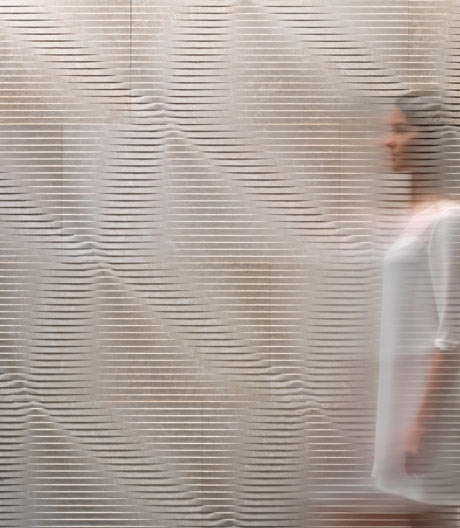 Mit diesen Wandfliesen aus Marmor bringt Designer Raffaello Galiotto einen Hauch von Extravaganz ins Bad.