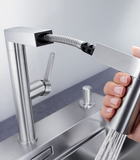 Eine Armatur mit praktischer Schlauchbrause verwandelt jedes Spülbecken in eine ergonomische Komfortzone.