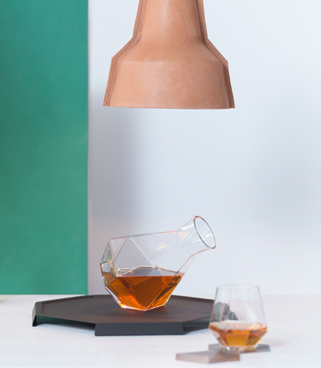 Facetten, die anecken: mundgeblasenes Glas- und Kristallkaraffenset von Lara van der Lugt für Puik Art