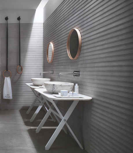 Die sehr sinnlichen 3D-Reliefs von Ragno lassen das Badezimmer ausgesprochen architektonisch wirken.