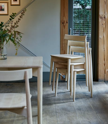 Platzsparer aus Massivholz: Stühle, Tische und Barhocker von Ercol