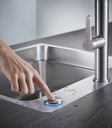 Mit dem elektronischen Bedienelement öffnet und schließt sich der im Beckenboden integrierte Ablauf auf Knopfdruck