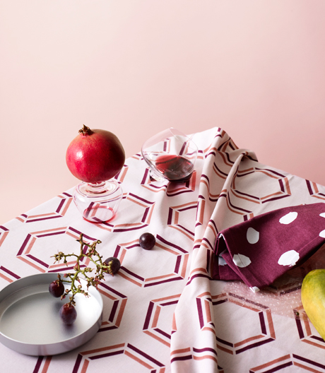 Wilde Esskultur: Normann Copenhagen bringt Farben und Muster in seine neue Tischtextilkollektion.
