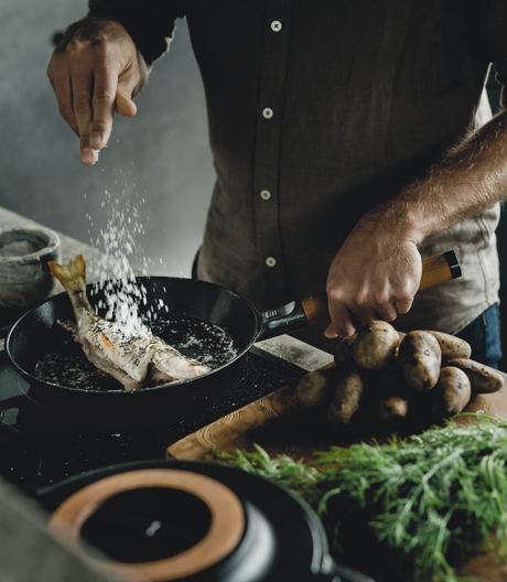 Fiskars kombiniert bei seiner neuen Kochgeschirrserie Gusseisen mit finnischem Birkenholz.