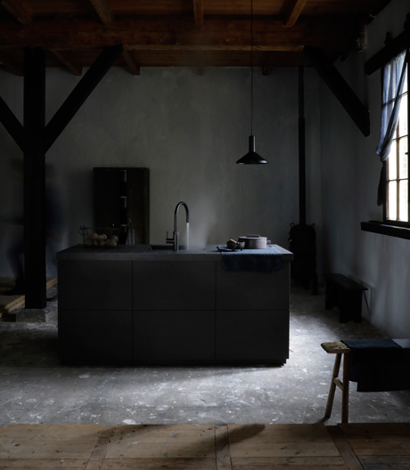 Black is back: schwarze All-in-one-Armatur von Quooker mit Zugauslauf.