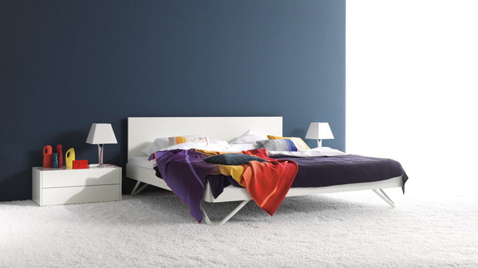 Puristisch und sorgenfrei schlafen im Bett von interlübke