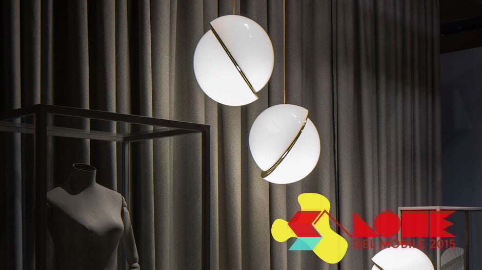 Dekonstruktion als zeitgenössisches Stilelement: Lee Brooms neue Leuchte aus zwei versetzten Halbkugeln