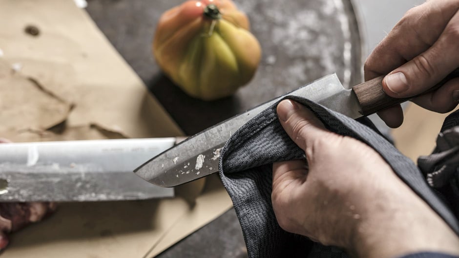 Das hat sich geschnitten! Robuste Messerserie mit Griffen aus geöltem Nussbaumholz und passender Tasche aus Vollrindleder