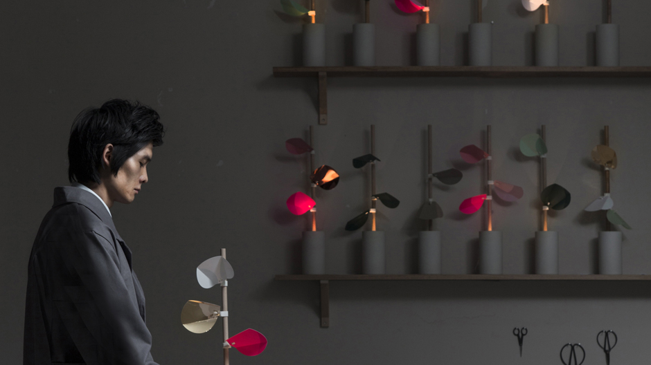 Mit den farbigen Blättern dieser Tischleuchte kann man das Licht wachsen lassen.