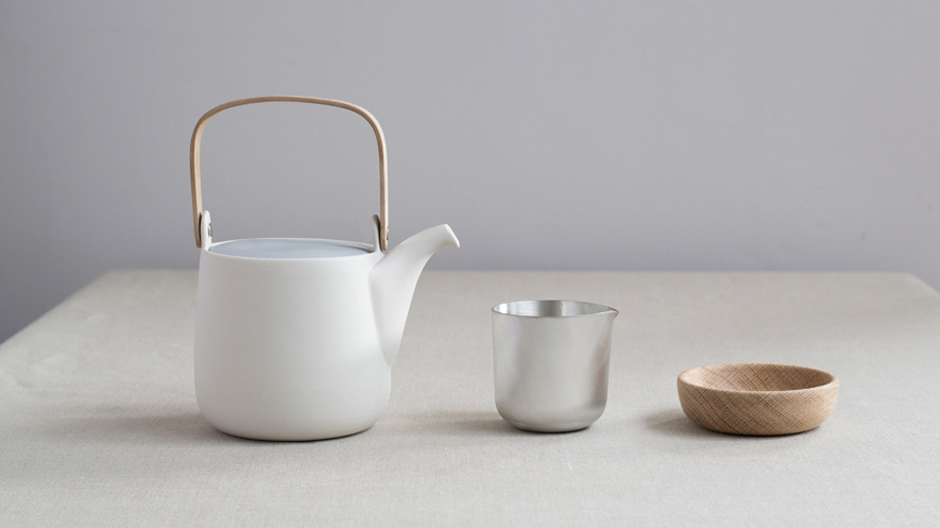 Sue Pryke liebt die Sinnlichkeit von Materialien und kombiniert für ihre Kollektion Keramik mit Eichenholz