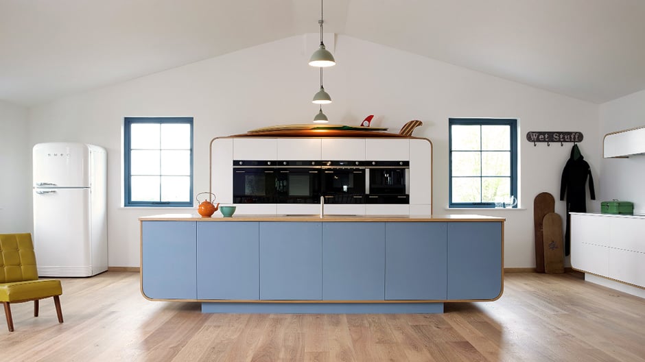 Made in Britain: zeitgenössische Küchenmöbel im Streamline-Design der Dreißiger