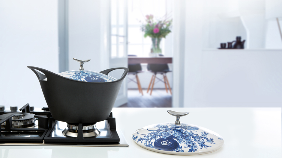 China trifft Niederlande: Gusseiserner Bräter mit Porzellandeckel