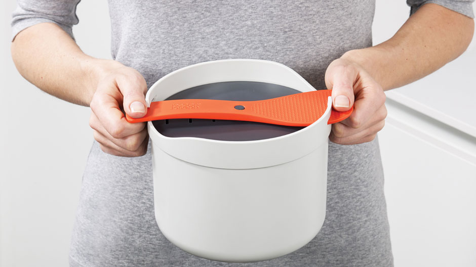 Joseph Joseph rüstet gestalterisch auf mit diesen Utensilien fürs Kochen mit der Mikrowelle.