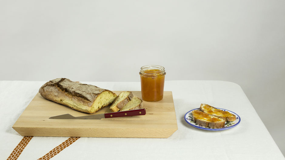 Brotzeit: schön schlichtes Holzschneidebrett mit Brotmesser von Guilio Iacchetti