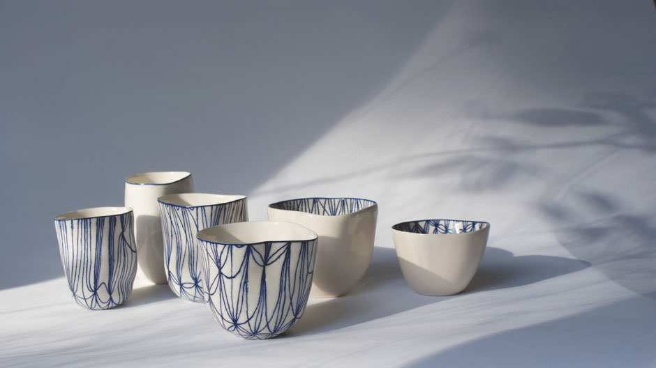 Unikate, aus denen man trinken kann: Rhian Malins verformte Porzellanbecher.