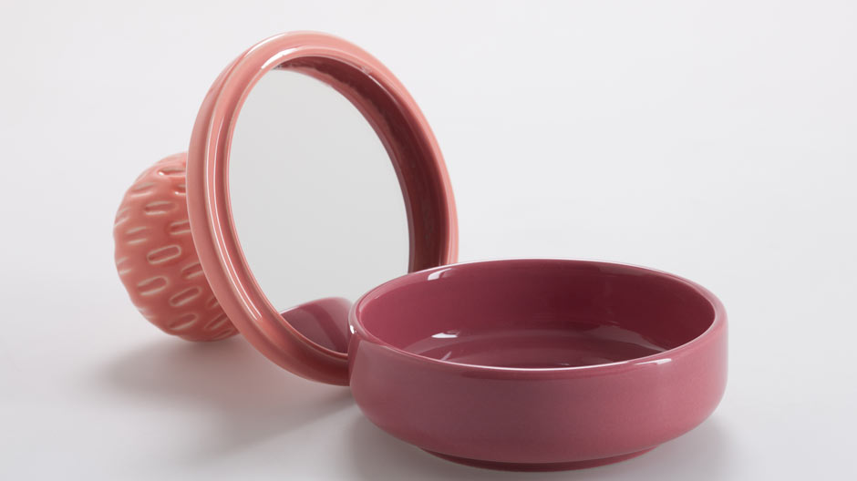 Spieglein, Spieglein auf dem Tisch: Sam Baron gestaltet für Bosa Ceramiche eine Deckeldose aus Keramik mit überraschendem Innenleben.
