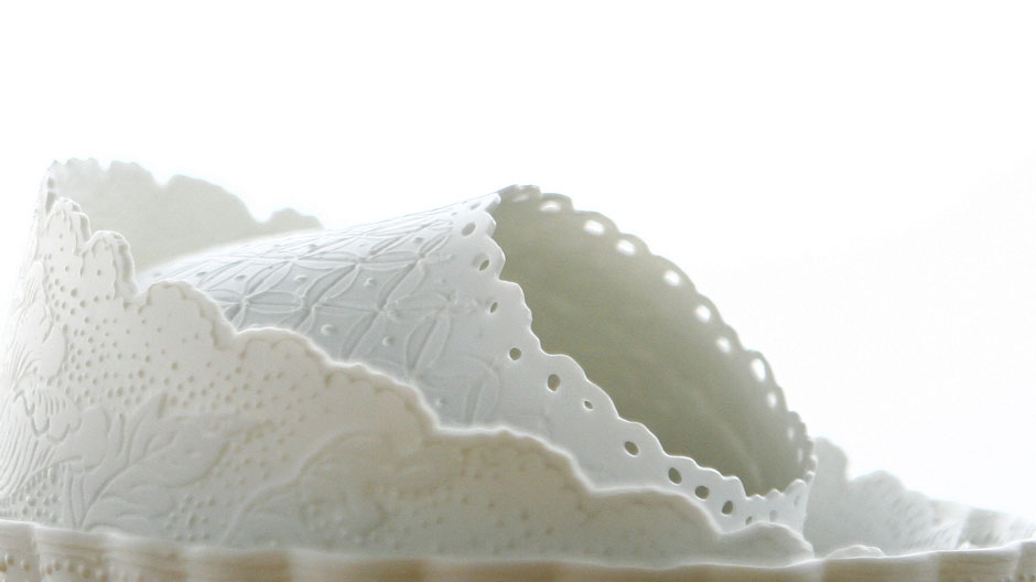 Handmade in Taiwan: Gina Hsu von DHH Studio hat ein Set von Schalen entworfen, das einen Schuss China auf die Porzellanoberfläche bringt