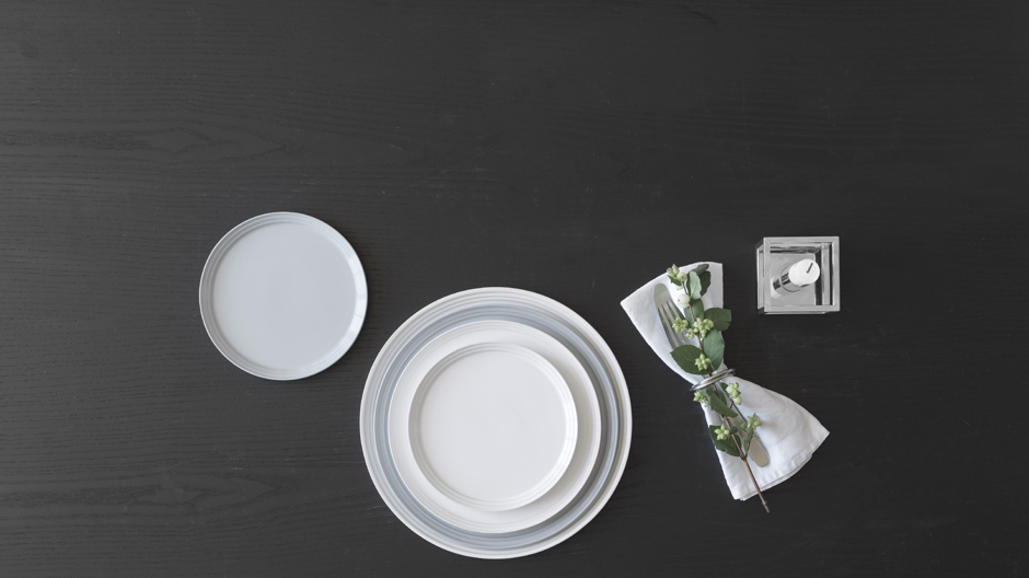 Schnickschnackfrei: by Lassen lanciert eine Tableware-Kollektion aus glasiertem Steingut mit nur wenigen Teilen