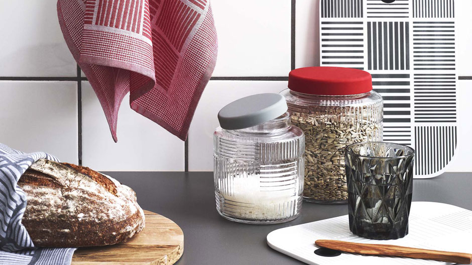 Rosendahl interpretiert Nanna Ditzels berühmtes Schraffur-Dekor neu.