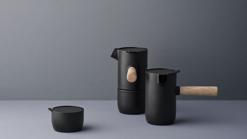 Latte Macchiato aus dem Kaffeevollautomaten? Nix da! Denn nun ist wieder Selbermachen angesagt, wie dieses Espresso-Set von Stelton zeigt
