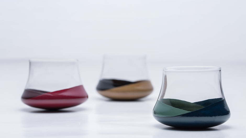 Die japanischen Designer Setsu und Shinobu Ito haben für Hands on Design Gläser mit Urushi-Lack-Dekor entworfen