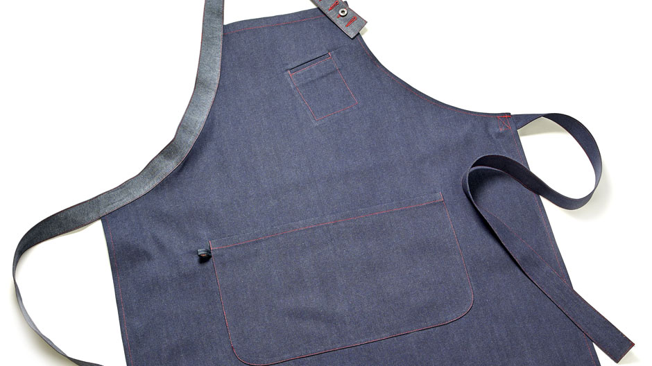 In Jeans gekleidet: Stilvoll kochen und trotzdem kleckern kann man mit dieser Jeansschürze von Jansen + Co.