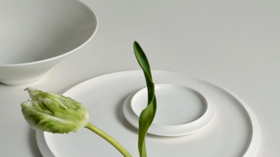 Plattform fürs Essen: eine naturweiße Porzellankollektion der Berliner Keramikerin Claudia Schoemig