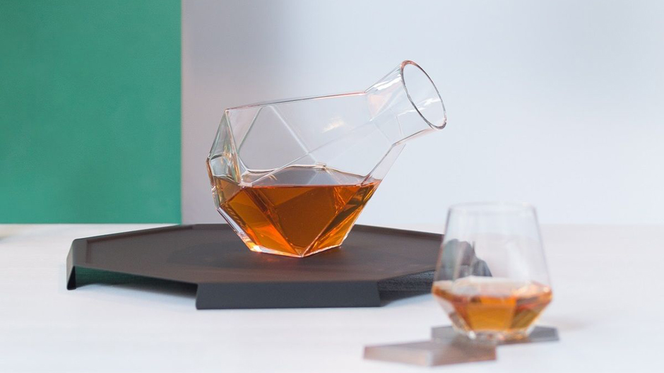 Facetten, die anecken: mundgeblasenes Glas- und Kristallkaraffenset von Lara van der Lugt für Puik Art